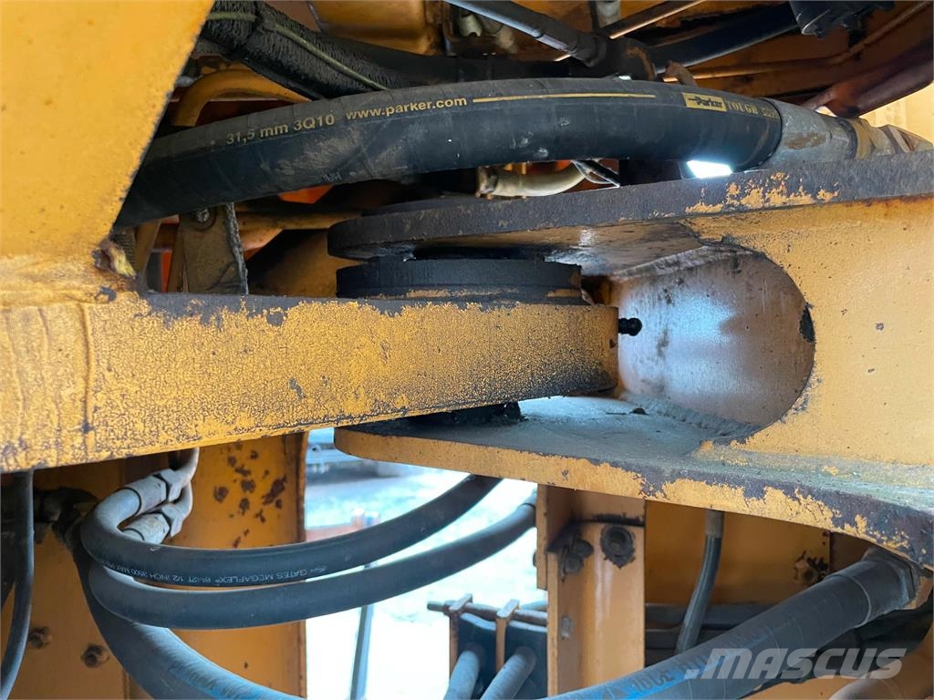 CASE 621B w/18' Snow Plow & Bucket Hjullastare