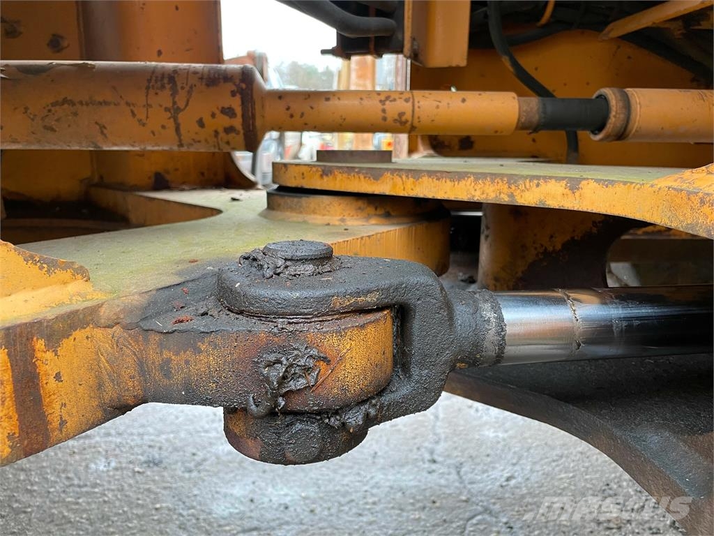 CASE 621B w/18' Snow Plow & Bucket Hjullastare