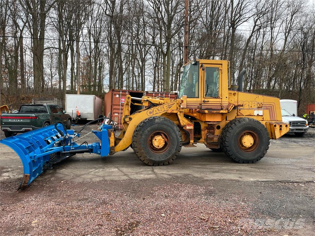 CASE 621B w/18' Snow Plow & Bucket Hjullastare