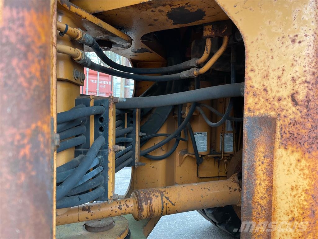CASE 621B w/18' Snow Plow & Bucket Hjullastare
