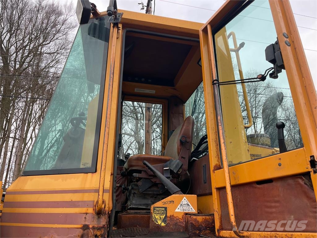 CASE 621B w/18' Snow Plow & Bucket Hjullastare