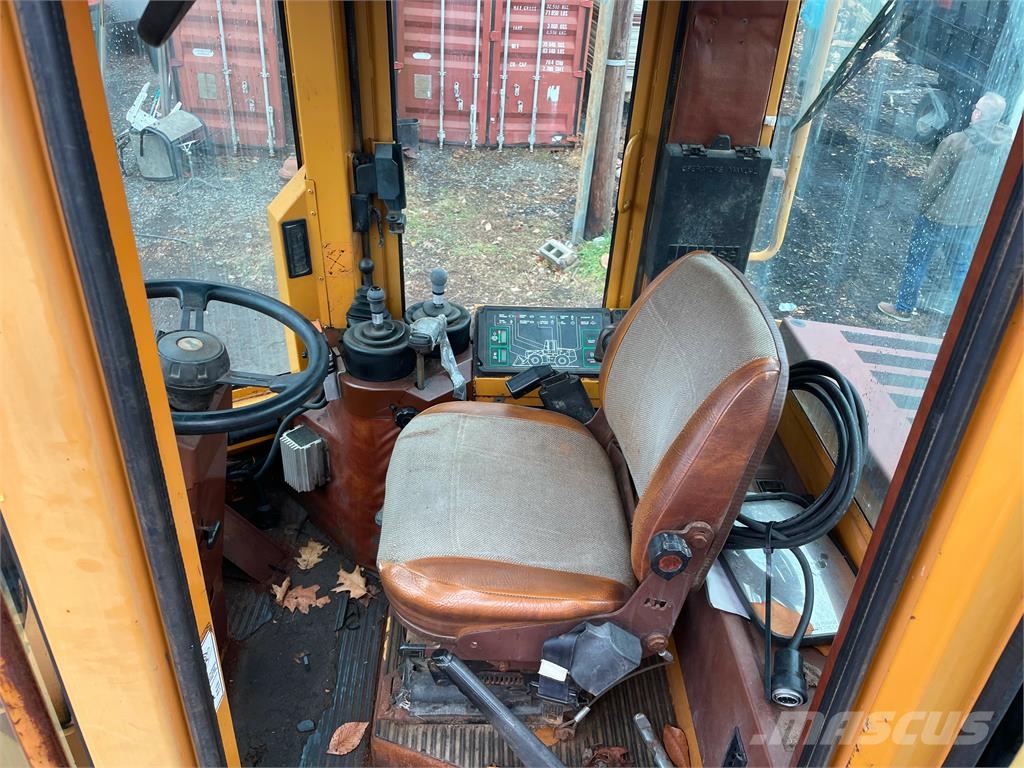CASE 621B w/18' Snow Plow & Bucket Hjullastare