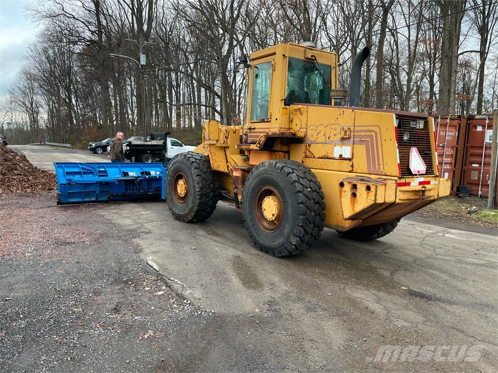 CASE 621B w/18' Snow Plow & Bucket Hjullastare