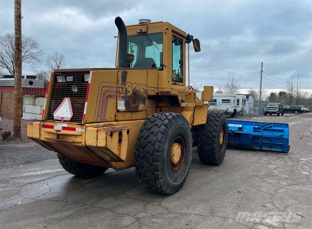 CASE 621B w/18' Snow Plow & Bucket Hjullastare