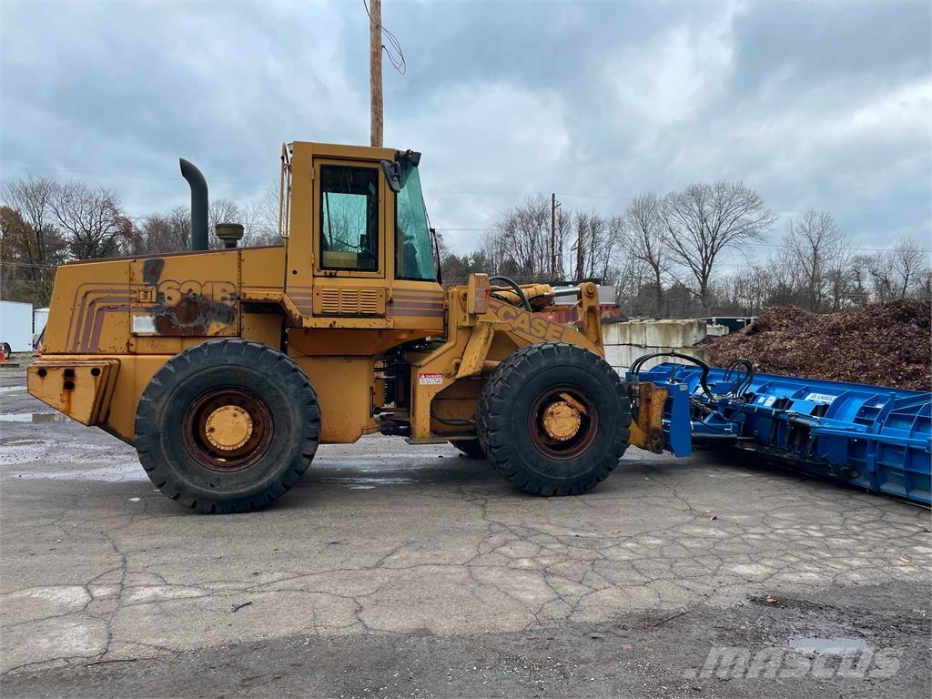 CASE 621B w/18' Snow Plow & Bucket Hjullastare