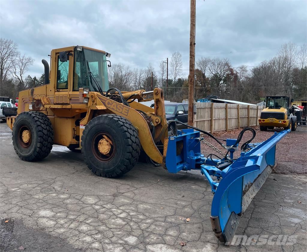 CASE 621B w/18' Snow Plow & Bucket Hjullastare