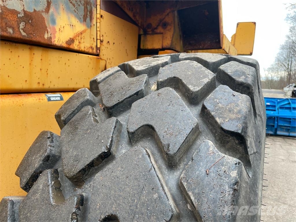 CASE 621B w/18' Snow Plow & Bucket Hjullastare