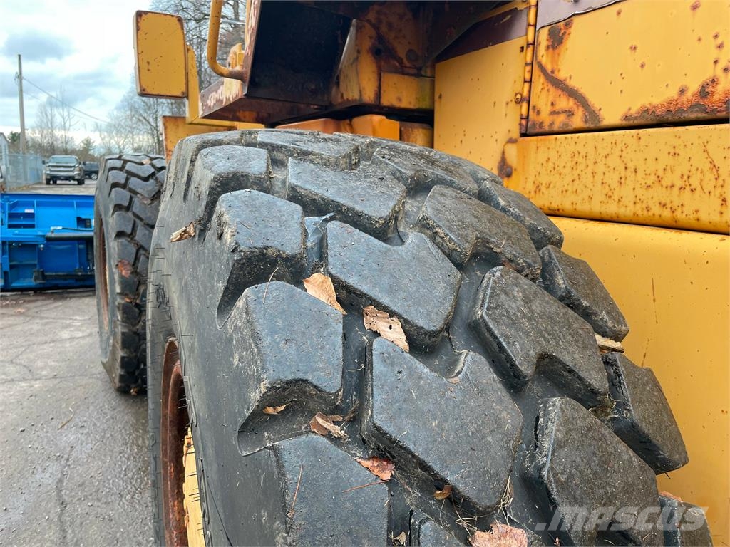 CASE 621B w/18' Snow Plow & Bucket Hjullastare