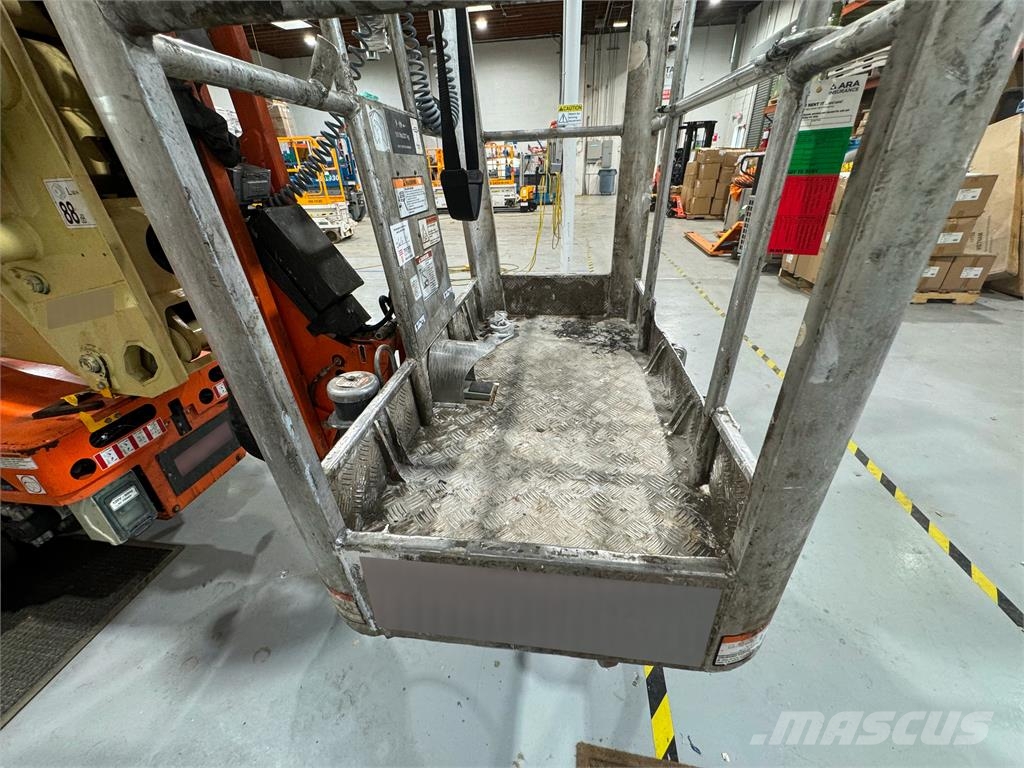 JLG X600AJ Booms and arms
