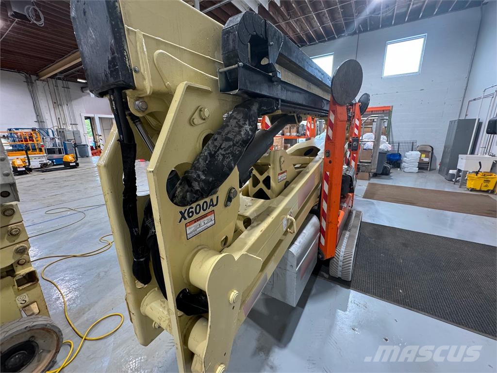 JLG X600AJ Booms and arms