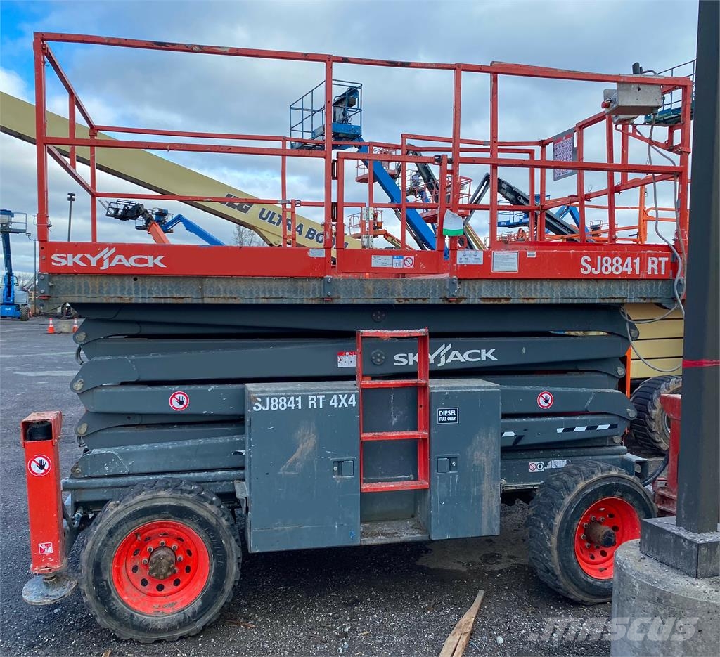 SkyJack SJ8841 RT رافعات مقصية الشكل