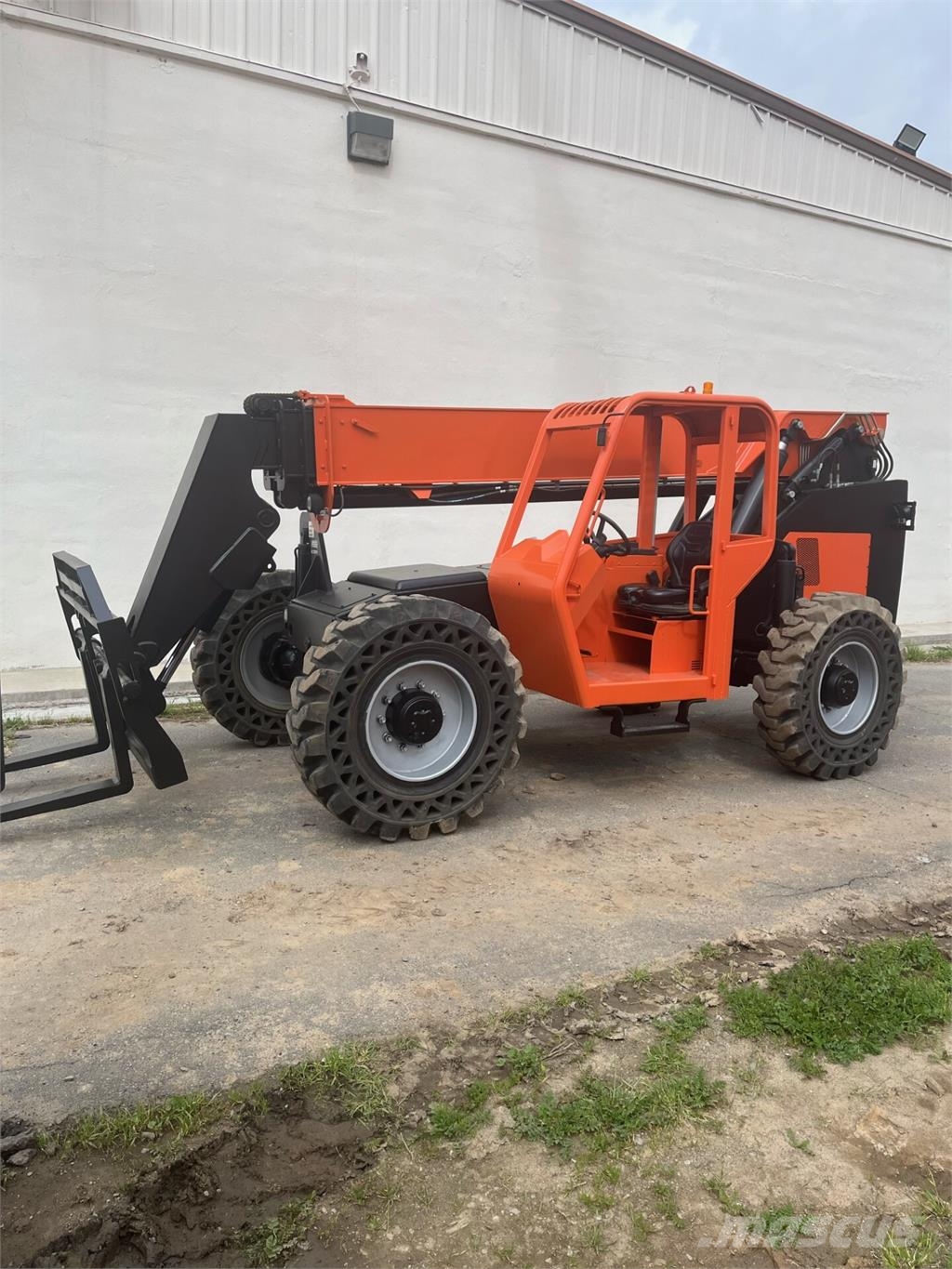 SkyTrak 8042 伸縮臂操作車