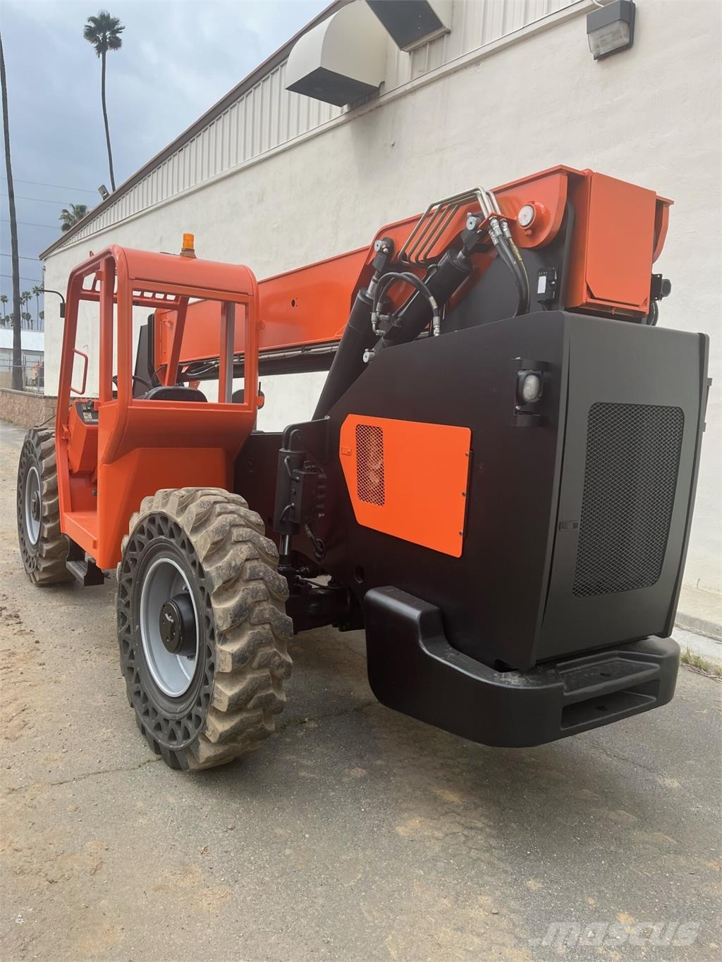 SkyTrak 8042 伸縮臂操作車