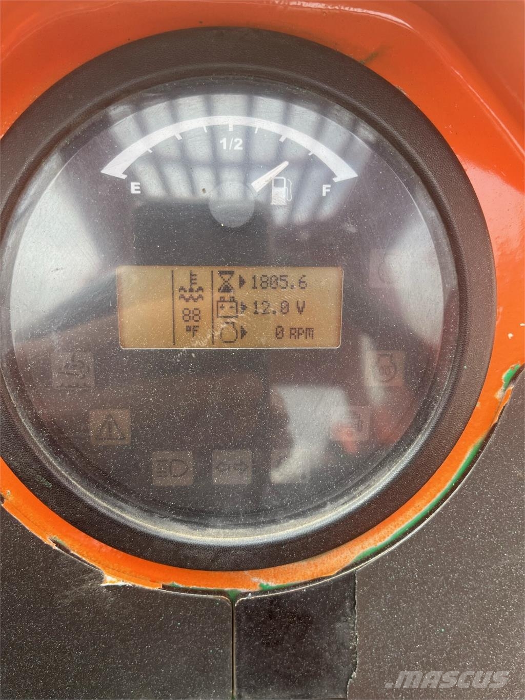 SkyTrak 8042 伸縮臂操作車