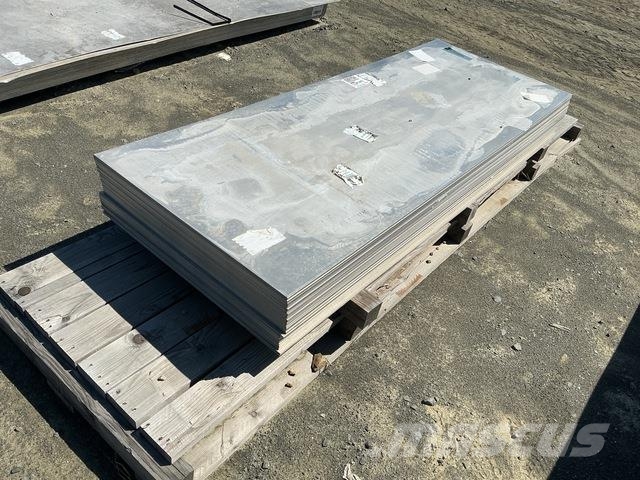 (121) 8' X 3' Metal Plates Sonstige Baumaschinen