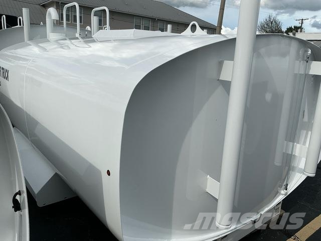 2000 gal Water Tank - Fits Truck (Unused) Gradbeništvo - drugo