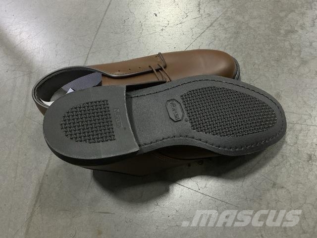 (3 488) Pairs of Assorted Men's Shoes Padangos, ratai ir ratlankiai