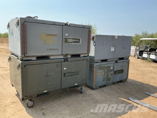 (4) Shipping & Storage Containers Varastokontit