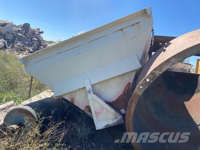  7 ft 11 in x 7 ft 11 in Aggregate Hopper Tanke og spande