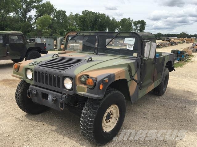 AM General M1097A2 Vieglais kravas automobilis/izkraušana no sāniem