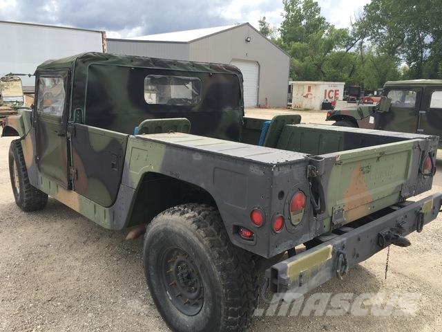 AM General M1097A2 Vieglais kravas automobilis/izkraušana no sāniem