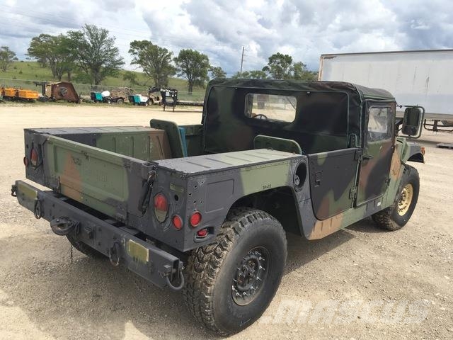 AM General M1097A2 Vieglais kravas automobilis/izkraušana no sāniem