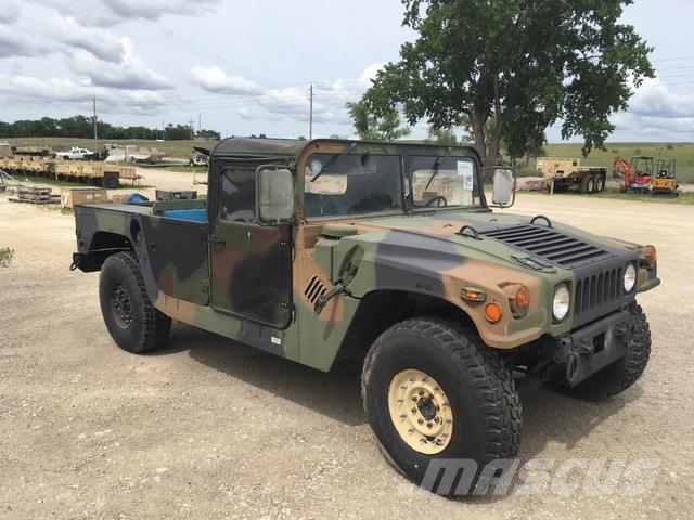 AM General M1097A2 Vieglais kravas automobilis/izkraušana no sāniem
