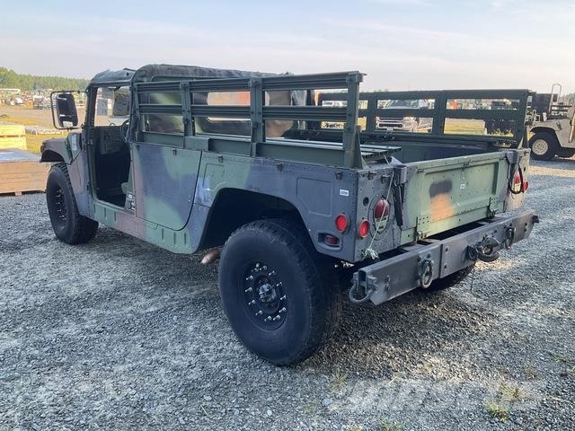 AM General M1097A2 Vieglais kravas automobilis/izkraušana no sāniem