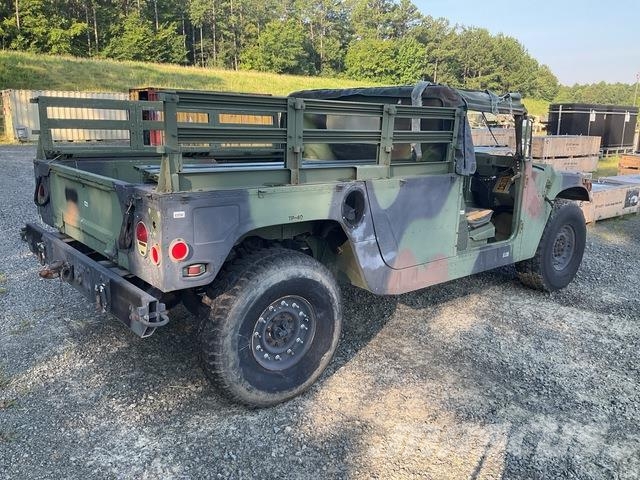 AM General M1097A2 Vieglais kravas automobilis/izkraušana no sāniem