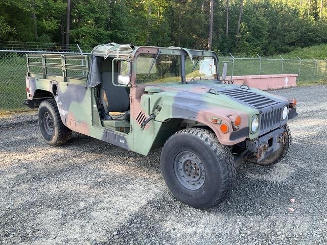 AM General M1097A2 Vieglais kravas automobilis/izkraušana no sāniem