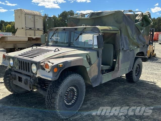 AM General M1097A2 Vieglais kravas automobilis/izkraušana no sāniem