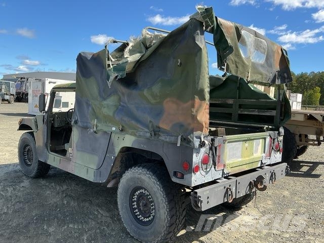 AM General M1097A2 Vieglais kravas automobilis/izkraušana no sāniem