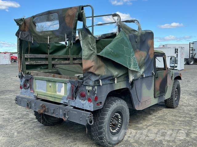 AM General M1097A2 Vieglais kravas automobilis/izkraušana no sāniem