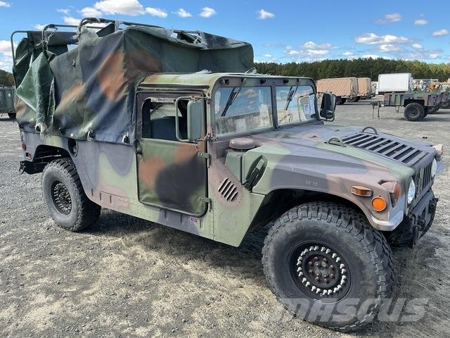 AM General M1097A2 Vieglais kravas automobilis/izkraušana no sāniem