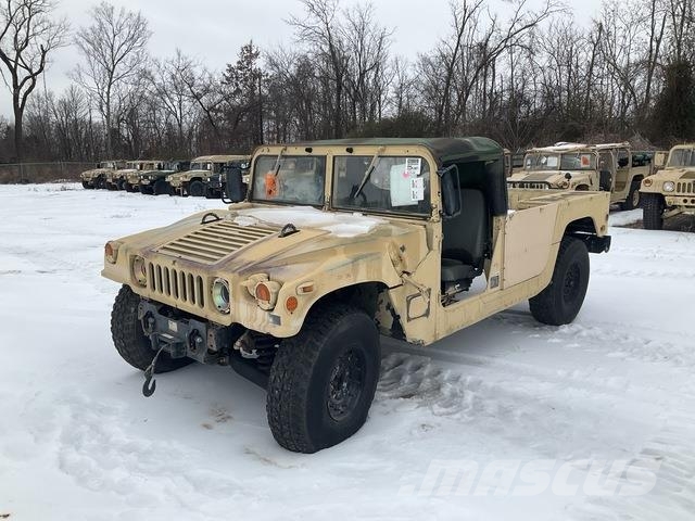 AM General M1097R1 Vieglais kravas automobilis/izkraušana no sāniem