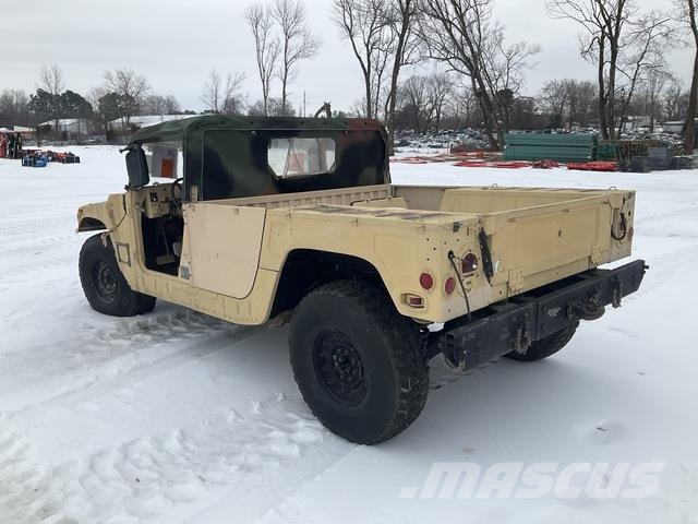 AM General M1097R1 Vieglais kravas automobilis/izkraušana no sāniem