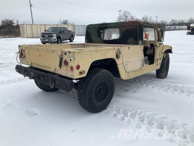 AM General M1097R1 Vieglais kravas automobilis/izkraušana no sāniem