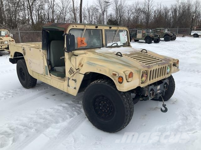 AM General M1097R1 Vieglais kravas automobilis/izkraušana no sāniem
