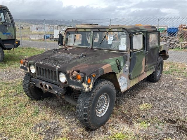 AM General M1097R1 Vieglais kravas automobilis/izkraušana no sāniem
