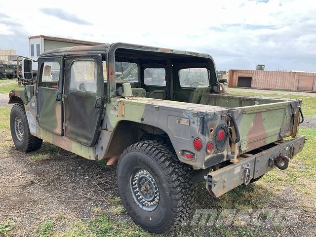 AM General M1097R1 Vieglais kravas automobilis/izkraušana no sāniem