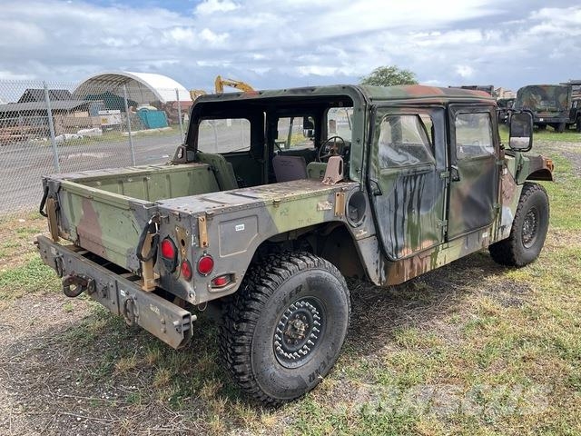 AM General M1097R1 Vieglais kravas automobilis/izkraušana no sāniem