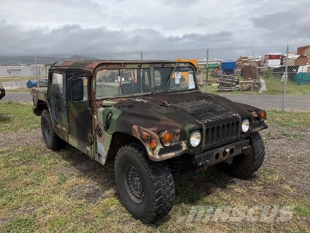 AM General M1097R1 Vieglais kravas automobilis/izkraušana no sāniem