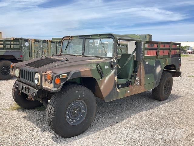AM General M1097R1 Vieglais kravas automobilis/izkraušana no sāniem