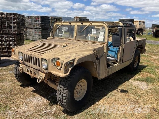 AM General M1097R1 Vieglais kravas automobilis/izkraušana no sāniem