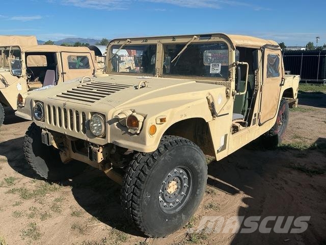 AM General M1097R1 Vieglais kravas automobilis/izkraušana no sāniem