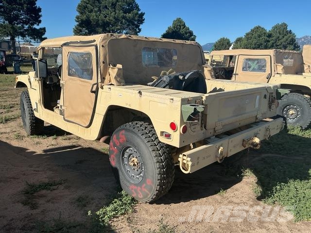 AM General M1097R1 Vieglais kravas automobilis/izkraušana no sāniem