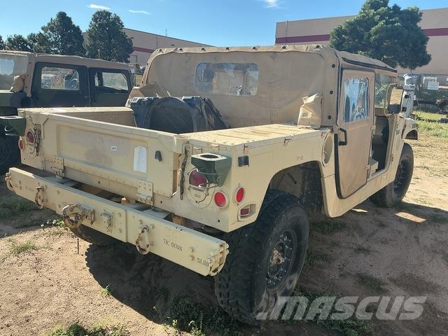 AM General M1097R1 Vieglais kravas automobilis/izkraušana no sāniem