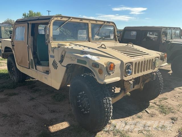 AM General M1097R1 Vieglais kravas automobilis/izkraušana no sāniem