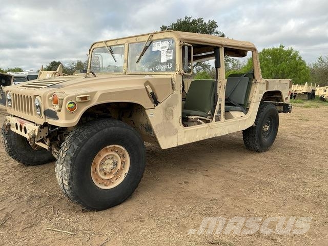 AM General M1097R1 Vieglais kravas automobilis/izkraušana no sāniem