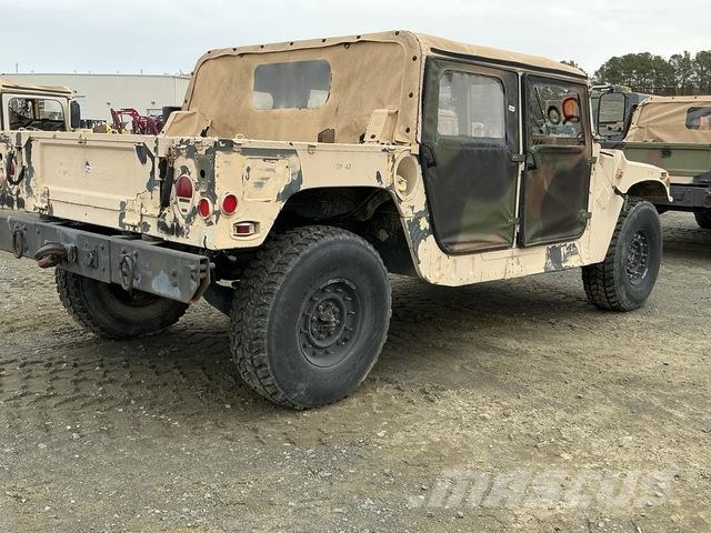 AM General M1097R1 Caja abierta/laterales abatibles